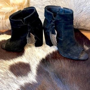 Jessica Simpson Black Suede w/feathers Heels